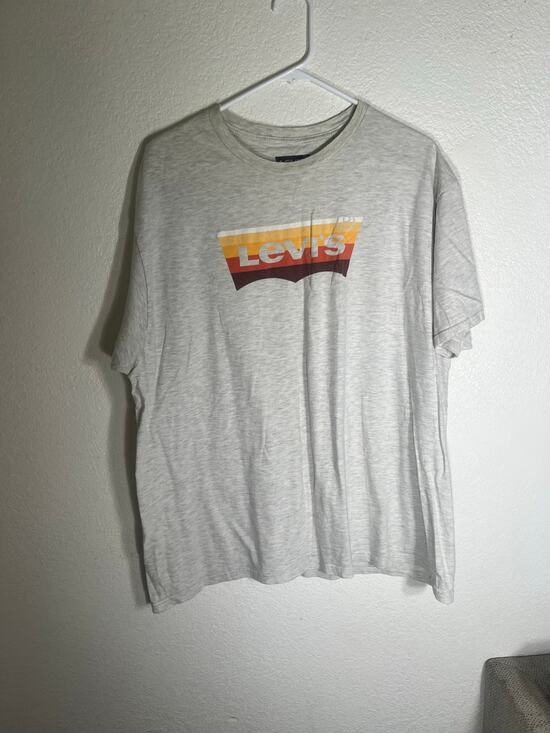 Levi's Other - Levi's XXL men's‎ light grey T-shirt w/design-used good